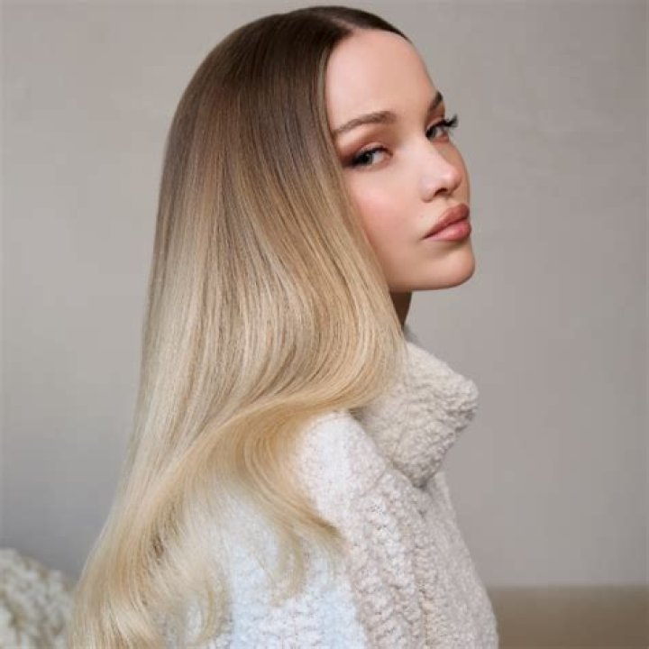 Dove Cameron's Hairstyles & Hair Colors