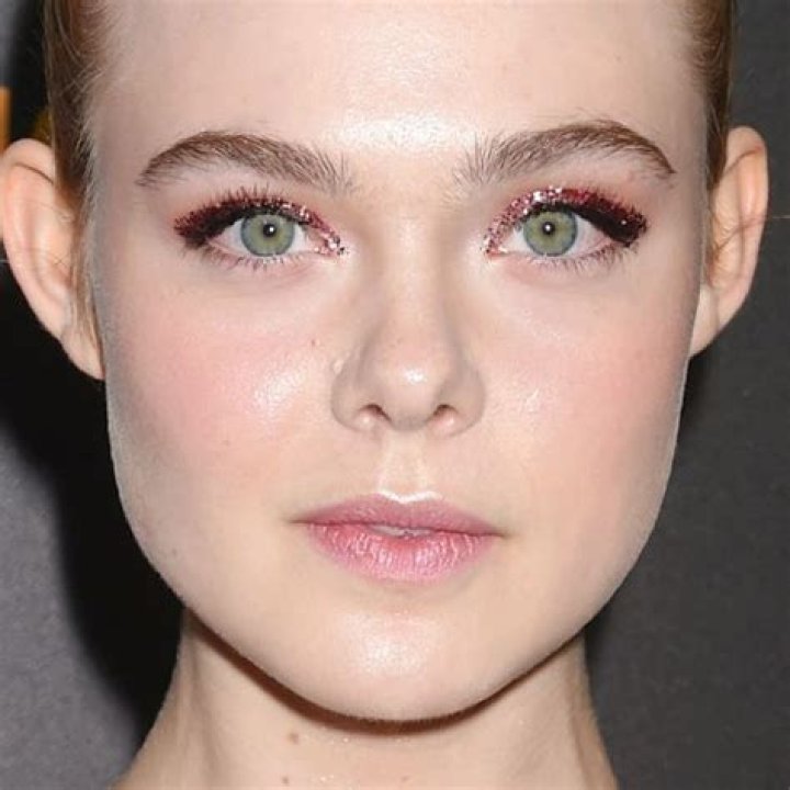 Elle Fanning's Makeup Photos & Products