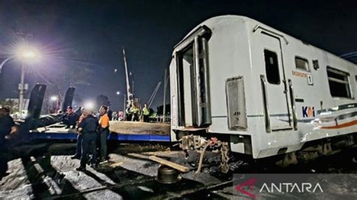 Passenger Train Crashes into Trailer Truck in Semarang